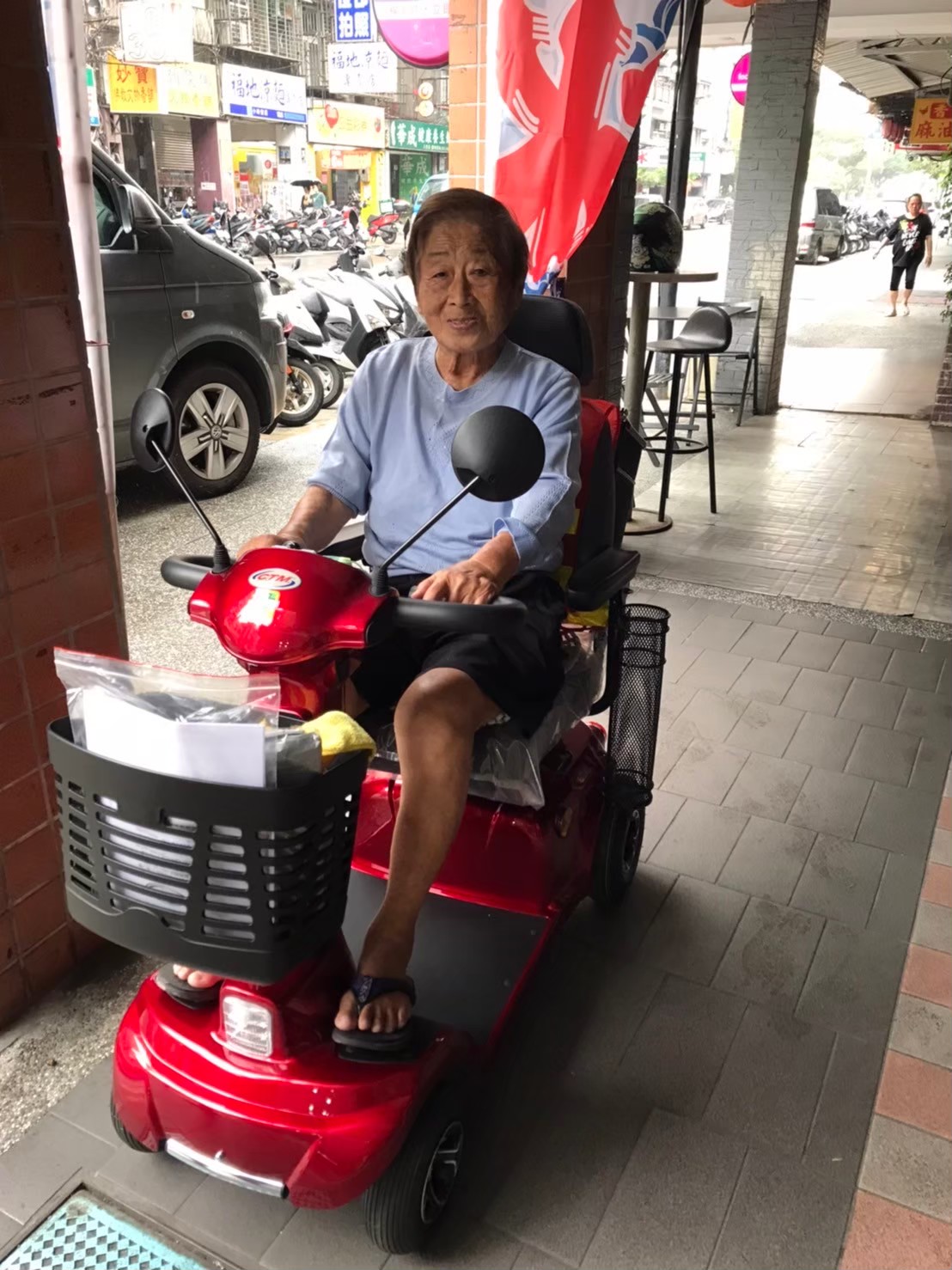 騎代步車讓我活動自如，輕鬆自在