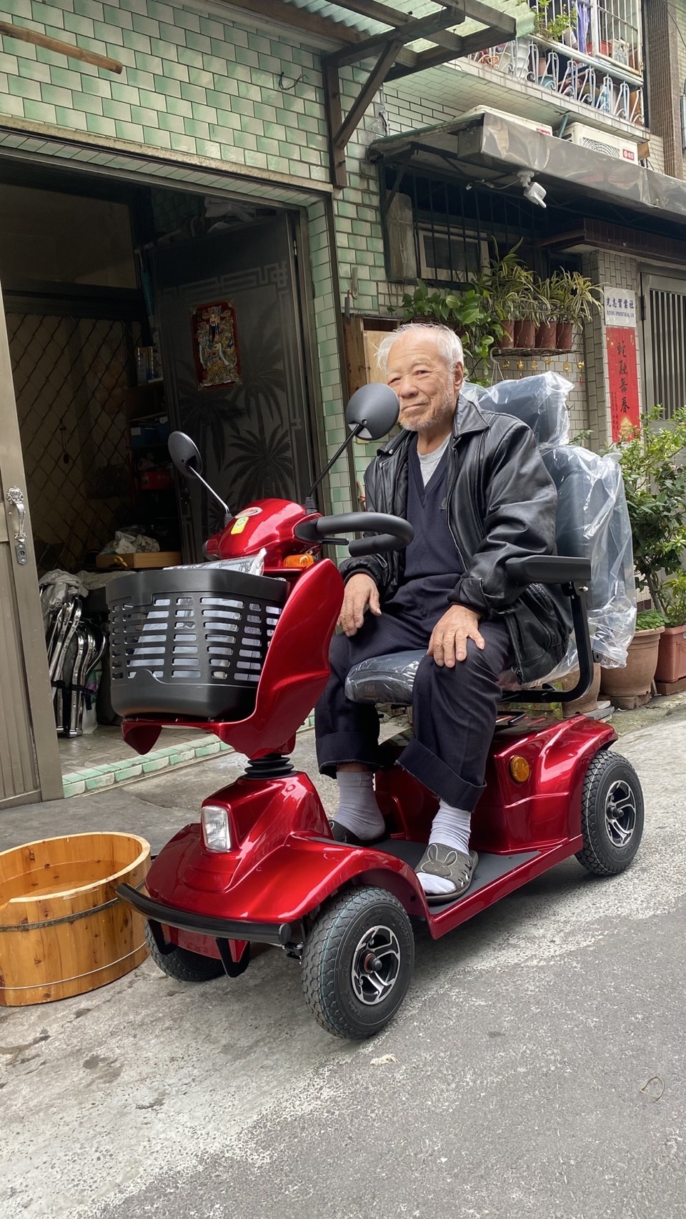 2025勁風版多了前飾板、置杯架和小包包，實用又方便