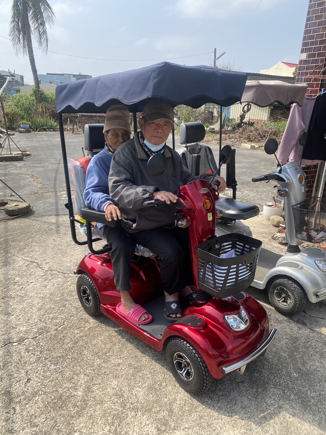 一起騎著代步車出門，幸福又開心！