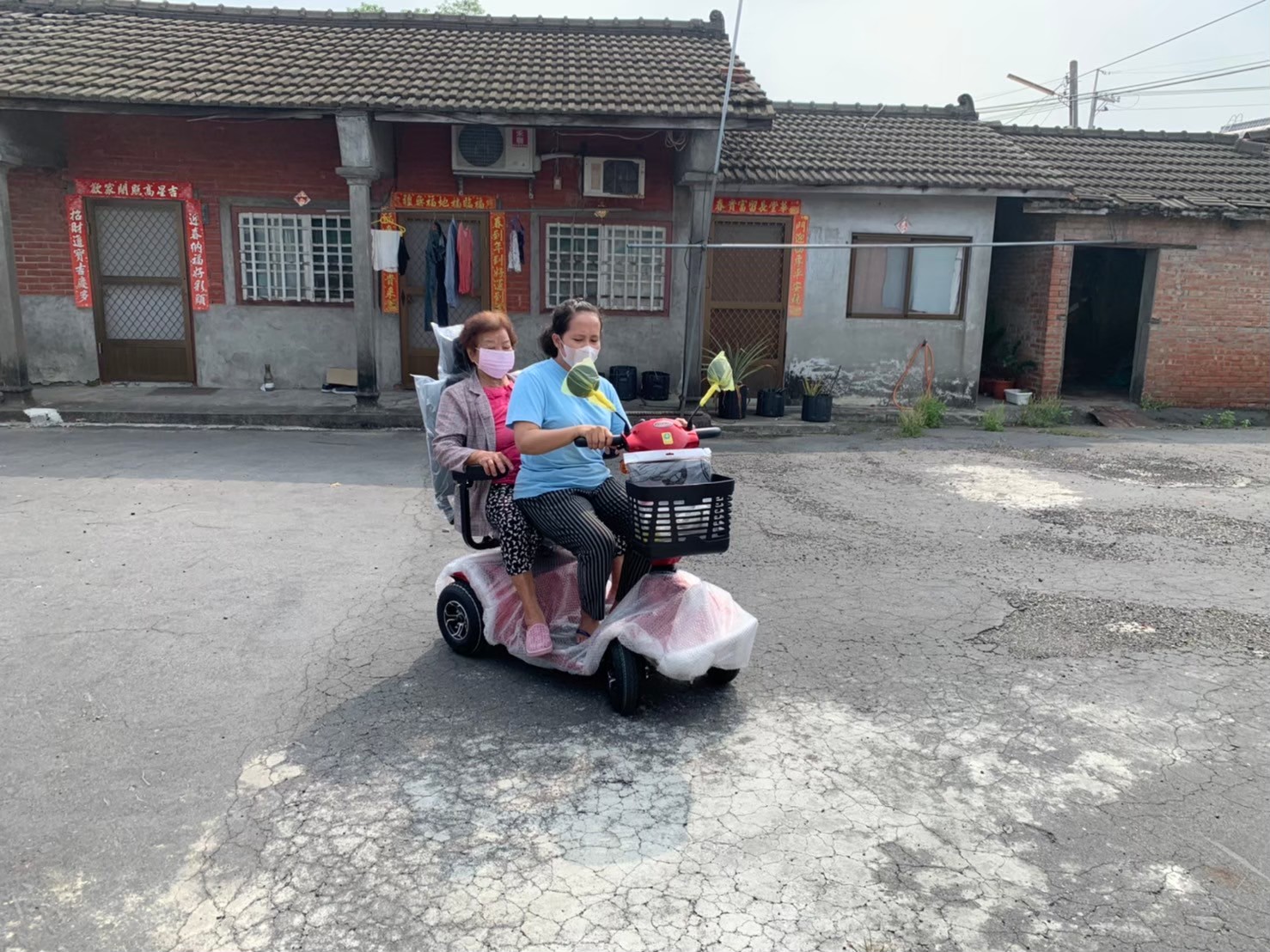 阿嬤說不要推輪椅，用電動代步車雙載，我輕鬆阿嬤也開心