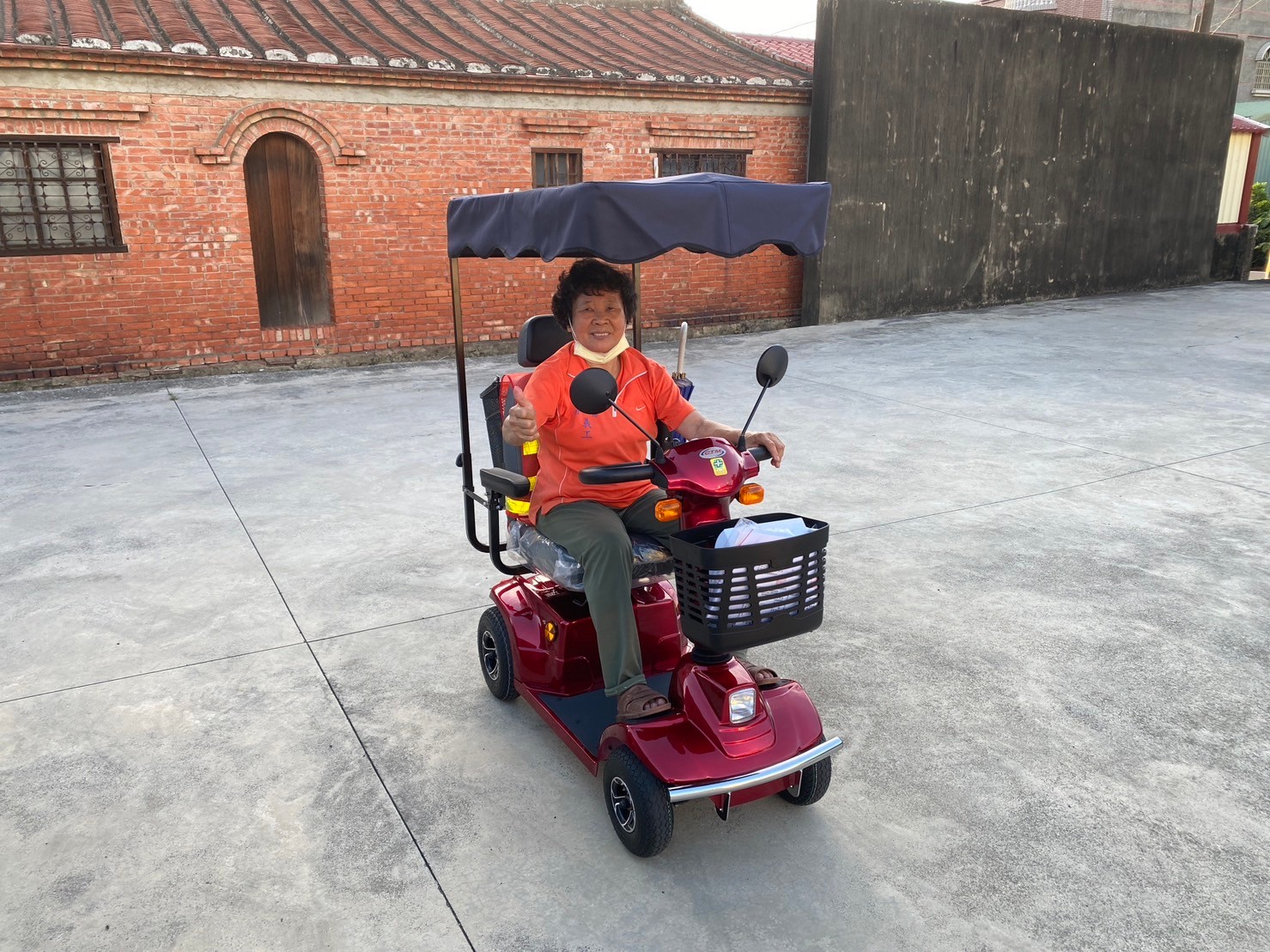 在我們鄉下，騎著電動代步車，去哪裡都方便又快速。