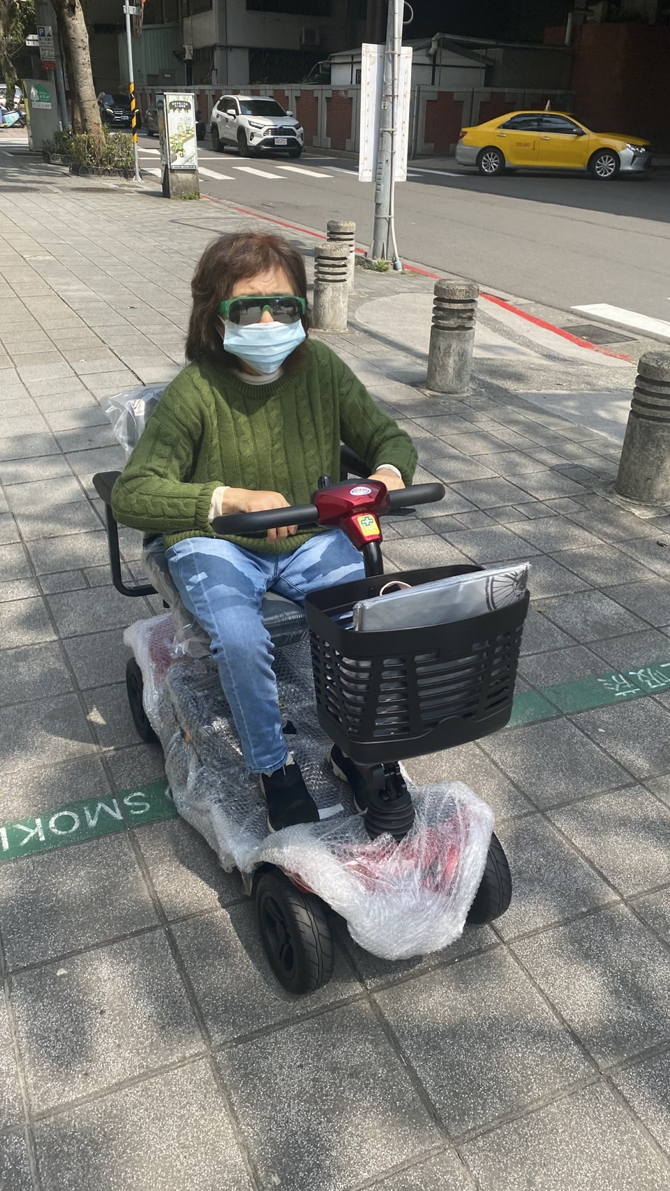 我原本買了三輪車，但不敢騎。後來聽從環球的建議，嘗試到府試乘，才發現四輪車更適合我。