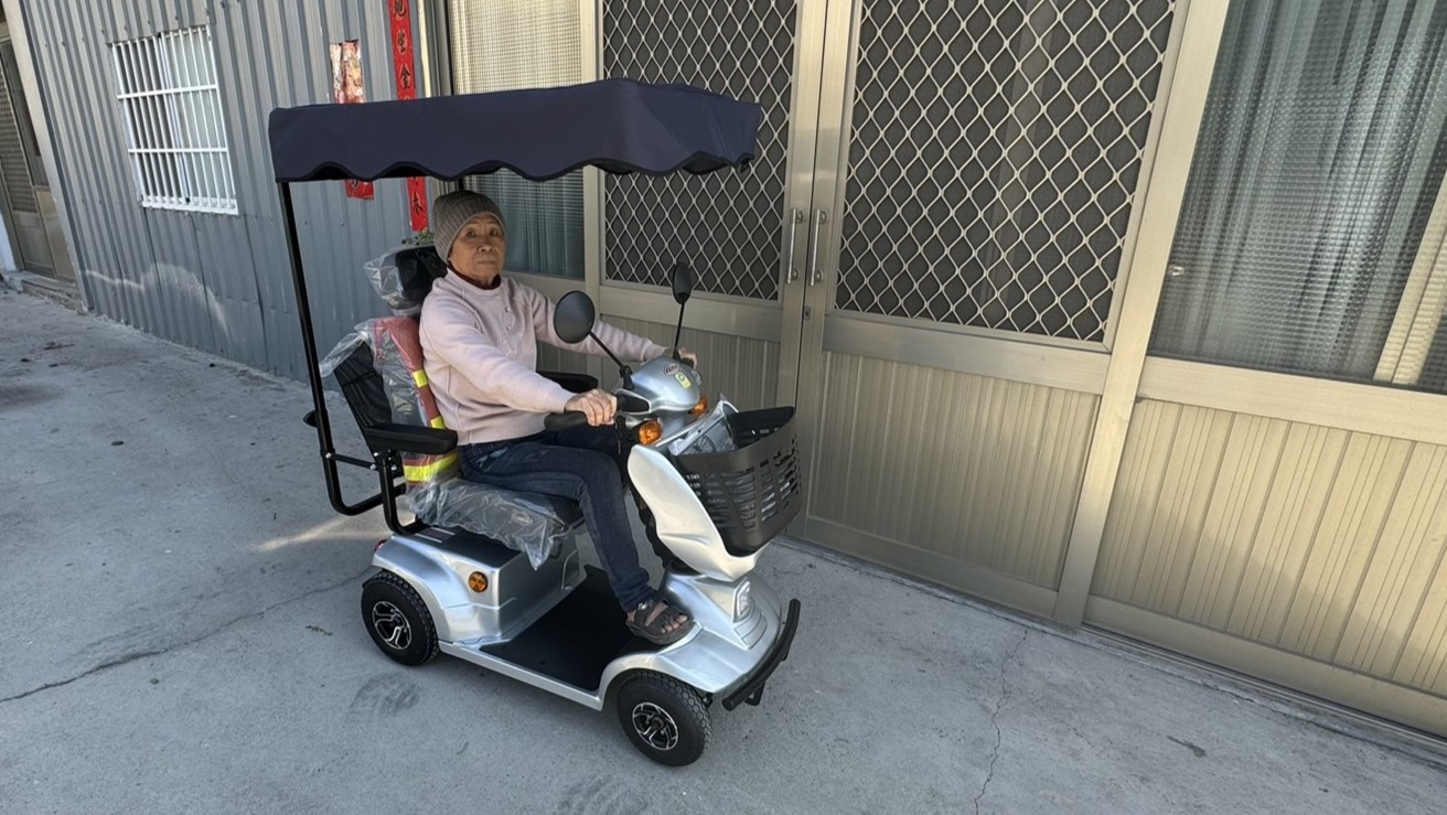 中型豪華型 前後保桿＋前後方向燈，好安全、更放心！