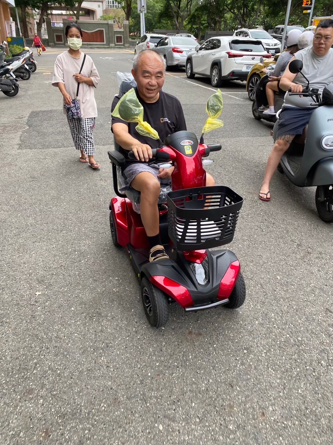 騎電動代步車讓我神清氣爽